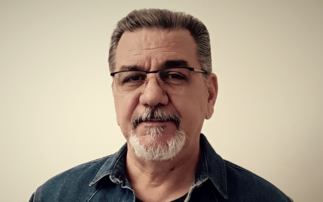 در تولید تیزرتبلیغاتی . پادکست . کتاب صوتی و نریشن به شما کمک کنم.